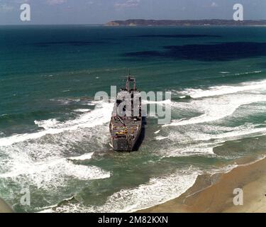 Ein Blick aus der Vogelperspektive auf das Panzerlandeschiff USS BARBOUR COUNTY (LST 1195), nachdem es auf dem Silver Strand auf Grund gelaufen ist. Basis: San Diego Staat: Kalifornien (CA) Land: Vereinigte Staaten von Amerika (USA) Stockfoto