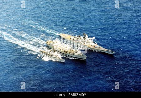 Von Steuerbord aus gesehen sehen Sie das Schlachtschiff USS NEW JERSEY (BB-62), rechts, den Nachfüllöler USS KANSAS CITY (AOR-3) und den gesteuerten Raketenzerstörer USS BUCHANAN (DDG-14). Land: Pazifik (POC) Stockfoto