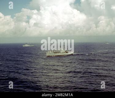 Ein Luftbeckenbogenblick auf das im Gange befindliche Amphibienschiff USS MOBILE (LKA-115). Im Hintergrund sind ein amphibisches Transportschiff (LPD), ein Amphibienschiff (LPH) und ein Panzerlandungsschiff (LST) sichtbar. Land: Pazifik (POC) Stockfoto
