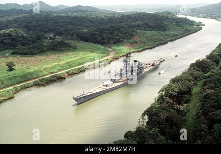 Erhöhter Backbord-Bogenblick auf das Schlachtschiff USS IOWA (BB 61), das durch den Gaillard-Schnitt während der Kanaldurchfahrt verläuft. Basis: Panamakanal: Panama (PAN) Stockfoto