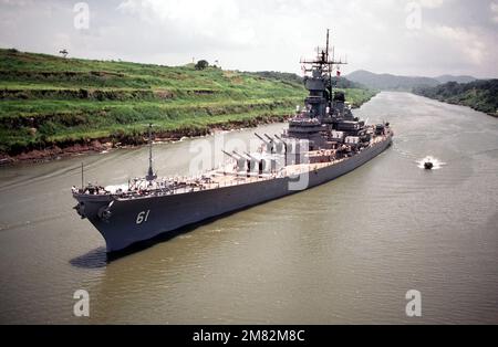 Erhöhte Backbord-Bugansicht des Schlachtschiffs USS IOWA (BB 61), das durch den Gaillard-Schnitt durch den Kanal fährt. Staat: Kanalzone Land: Panama (PAN) Stockfoto