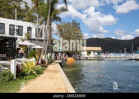 Church Point Sydney Vorort, Pasadena Restaurant Hotel auf der linken Seite und Bezirk Fähranlegestelle voraus, Sydney, NSW, Australien Stockfoto