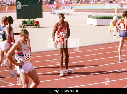 Air Force 2. Leutnant Alonzo Babers von der US Air Force Academy, Colorado Springs, Colorado, nachdem er in der dritten Hitze des 400 Meter langen Leichtathletikturniers bei den Olympischen Sommerspielen 1984 als erster fertig wurde. Basis: Los Angeles Bundesstaat: Kalifornien (CA) Land: Vereinigte Staaten von Amerika (USA) Stockfoto