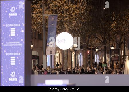 Paris, Frankreich. 20. November 2022. Vor den Weihnachtslichtern auf der Champs-Elysées, am 20. November 2022 in Paris, Frankreich. Stockfoto