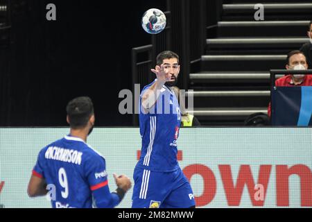 Nikola Karabatic gibt den Ball an Melvyn Richardson (Frankreich) weiter. EHF Euro 2022. Hauptrunde Stockfoto