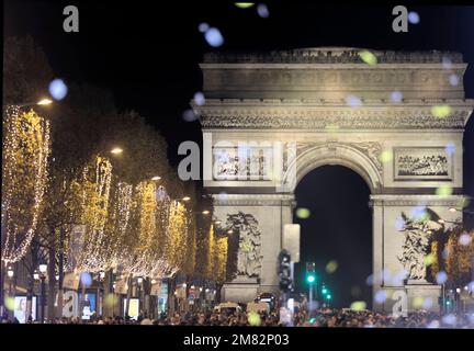 Paris, Frankreich. 20. November 2022. Der Arc de Triomphe und die Bevölkerung kommen, um die Weihnachtsbeleuchtung auf der Champs-Elysees Avenue zu feiern Stockfoto