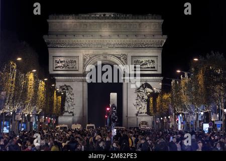 Paris, Frankreich. 20. November 2022. Der Arc de Triomphe und die Bevölkerung kommen, um die Weihnachtsbeleuchtung auf der Champs-Elysees Avenue zu feiern Stockfoto