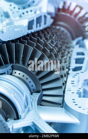 Modell eines Turbinenmotors mit Längsschnitt zur Untersuchung der Anordnung von Schaufeln und Brennkammern Stockfoto