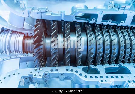 Modell eines Turbinenmotors mit Längsschnitt zur Untersuchung der Anordnung von Schaufeln und Brennkammern Stockfoto