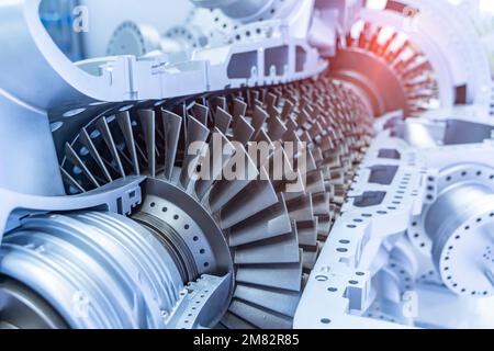 Modell eines Turbinenmotors mit Längsschnitt zur Untersuchung der Anordnung von Schaufeln und Brennkammern Stockfoto