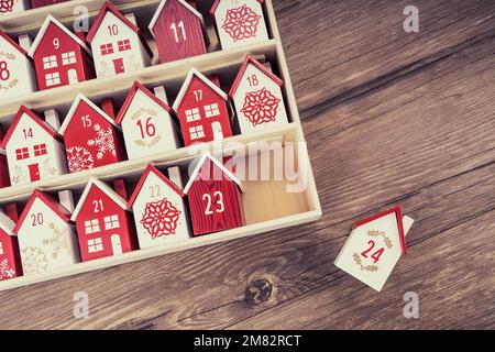 Handgefertigter Kalender aus Holz in Form eines Hauses Stockfoto