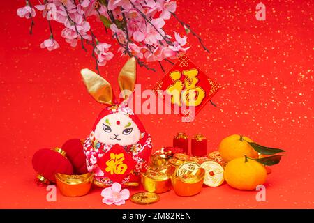 Tradition Chinesische Stoffpuppe Hase, 2023 ist das Jahr des Hasen, chinesische Figuren zur Dekoration Übersetzung: Gute Gesundheit für das neue Jahr. Stockfoto