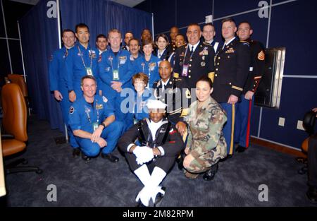 040201-F-0082H-001. Mitarbeiter DER US Air Force (USAF) vom Joint Service Color Guard und einer Crew einer Space Shuttle-Mission posieren für ein Gruppenfoto vor dem Start von SUPERBOWL 38. Der Joint Service Color Guard bestand aus Mitgliedern der Texas Reserve und der Nationalgarde sowie einem aktiven Mitglied der Küstenwache. Stockfoto