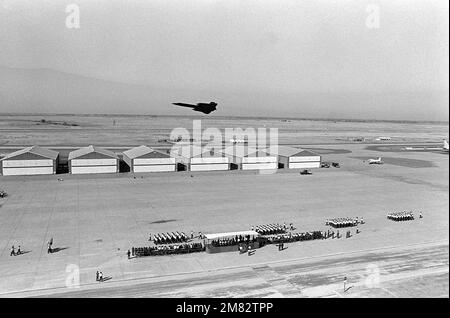 Ein Flugzeug der SR-71 fliegt zu Ehren von Brigadegeneral Jesse S. Hocker, ehemaliger Befehlshaber der 14. Luftwaffe, während seiner Ruhestandsfeier. Basis: Luftwaffenstützpunkt Beale Bundesstaat: Kalifornien (CA) Land: Vereinigte Staaten von Amerika (USA) Stockfoto