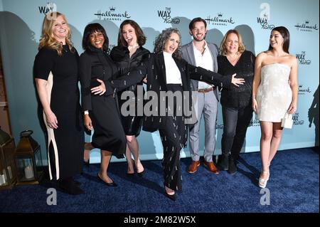 New York, USA. 11. Januar 2023. (L-R) Laurie Ferneau, Hallmark SVP Development, Wonya Lucas, Hallmark, President und CEO, Chyler Leigh, Andie MacDowell, Evan Williams, Lisa Hamilton Daly, Hallmark, EVP Programming und Sadie Laflamme-Snow nehmen am 11. Januar 2023 im Whitby Hotel in New York, New York, an der Feier der neuen Originalserie „The Way Home“ von Hallmark Channel Teil. (Foto: Anthony Behar/Sipa USA) Guthaben: SIPA USA/Alamy Live News Stockfoto