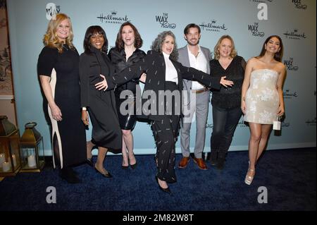 New York, USA. 11. Januar 2023. (L-R) Laurie Ferneau, Hallmark SVP Development, Wonya Lucas, Hallmark, President und CEO, Chyler Leigh, Andie MacDowell, Evan Williams, Lisa Hamilton Daly, Hallmark, EVP Programming und Sadie Laflamme-Snow nehmen am 11. Januar 2023 im Whitby Hotel in New York, New York, an der Feier der neuen Originalserie „The Way Home“ von Hallmark Channel Teil. (Foto: Anthony Behar/Sipa USA) Guthaben: SIPA USA/Alamy Live News Stockfoto