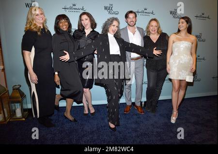 New York, USA. 11. Januar 2023. (L-R) Laurie Ferneau, Hallmark SVP Development, Wonya Lucas, Hallmark, President und CEO, Chyler Leigh, Andie MacDowell, Evan Williams, Lisa Hamilton Daly, Hallmark, EVP Programming und Sadie Laflamme-Snow nehmen am 11. Januar 2023 im Whitby Hotel in New York, New York, an der Feier der neuen Originalserie „The Way Home“ von Hallmark Channel Teil. (Foto: Anthony Behar/Sipa USA) Guthaben: SIPA USA/Alamy Live News Stockfoto