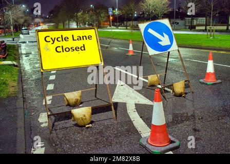 Roadworks A82 Great Western Road Bike Lane closed ahead Schild Stockfoto