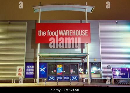 Das Food Warehouse Shop Schild über dem Vordereingang bei Nacht mit No People Clyde Retail Park, Livingston Street, Clydebank Stockfoto