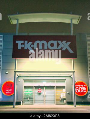 TKMAXX TK Maxx-Ladenschild über dem Haupteingang bei Nacht mit No People Clyde Retail Park, Livingston Street, Clydebank Stockfoto