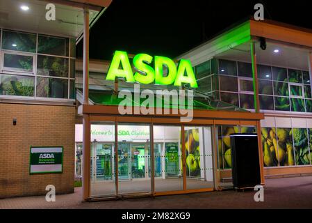 Außenansicht des Asda Supermarkts mit Logo oder Text Stockfoto