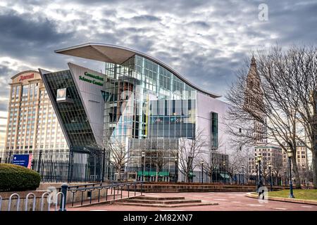 Hartford, CT - USA - 28. Dezember 2022 Horizontale Ansicht des berühmten Connecticut Science Center, einem neunstöckigen Museum am Connecticut River in Ha Stockfoto