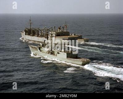 Ein Hafenviertelblick aus der Luft auf die australische Fregatte HMAS DARWIN (F-04) (Vordergrund), mit dem Nachfüllöler USS WABASH (AOR 5) im Hintergrund. Die WABASH füllt die Fregatte USS DUNCAN (FFG 10) auf. Land: Pazifik (POC) Stockfoto