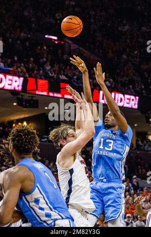 Charlottesville, VA, USA. 10. Januar 2023. Virginia Cavaliers Forward Ben Vander Plas (5) schützt den Schuss von North Carolina Tar Heels Forward Jalen Washington (13) während der zweiten Hälfte des ACC Basketball Matchups in der John Paul Jones Arena in Charlottesville, VA. (Scott Kinser/Cal Sport Media). Kredit: csm/Alamy Live News Stockfoto