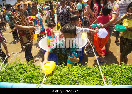 Thailändische Wassersprüher Nehmen Sie am Songkran Festival Teil, der traditionellen Neujahrsfeier vom 13. Bis 15. April in Ayutthaya, Thailand. Stockfoto