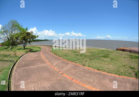 Macapá,Amapá,Brasilien,14. November 2021. Radweg in der Nähe der Festung São José do Amapá und neben dem Amazonas im Norden Stockfoto