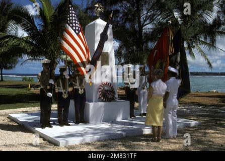 Im Rahmen der Ehrenfeier des Kongresses findet eine Zeremonie zum Kranzlegen statt, um vier Marines für den Heldentum zu ehren, der über die Pflicht hinausgeht, während sie im Zweiten Weltkrieg gegen die Japaner kämpfen Das sind Captain Louis Wilson Jr., Private First Class (PFC) Leonard Mason, PFC Luther Skaggs und PFC Frank Witek. Basis: Paseo De Susana Staat: Guam (GU) Land: Nördliche Marianen (MNP) Stockfoto