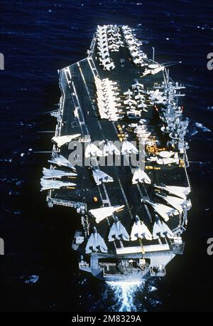 Ein Blick aus der Vogelperspektive auf den nuklearbetriebenen Flugzeugträger USS CARL VINSON (CVN-70), der sich Pearl Harbor, Hawaii, nähert. Entlang des Cockpits des Schiffes werden verschiedene Flugzeugtypen geparkt. Land: Pazifik (POC) Stockfoto
