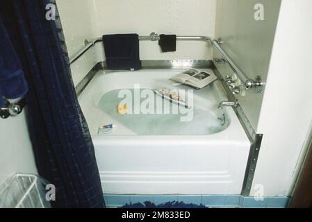 Die Badewanne auf dem Schlachtschiff USS IOWA (BB 61). Das ist die einzige Badewanne auf einem Kriegsschiff der US Navy. Es wurde als Bequemlichkeit für Präsident Franklin D. Roosevelt installiert, als er den Atlantischen Ozean überquerte, um mit dem britischen Premierminister Winston Churchill und dem sowjetischen Generalsekretär Joseph Stalin in Casablanca, Marokko, zusammenzutreffen. Basis: USS Iowa (BB 61) Stockfoto