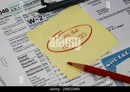 Lake Elsinore, CA, USA - 11. Januar 2023: Nahaufnahme gefälschter Steuerbelege mit Fälligkeitsdatum, Brille und Stift. Stockfoto