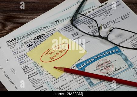 Lake Elsinore, CA, USA - 11. Januar 2023: Gefälschte Steuerbelege mit Fälligkeitsdatum, Brille und Stift. Stockfoto