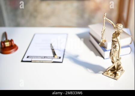 Anwälte oder Anwälte, die mit Vorräten arbeiten. Nahaufnahme, Hammer, Bücher, Schreibwaren und die Justizstatue. Rechtsbegriff und Rechtsbegriff Stockfoto