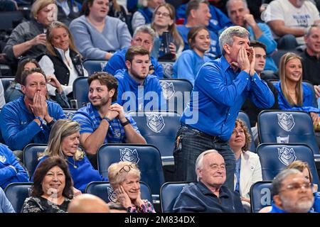 11. JANUAR 2023: Ein Fan brüllt den Beamten an, dass er seine Mitmenschen in einem Konferenzspiel zum Lachen bringt, bei dem die George Mason Patriots die St. Louis Billikens. In der Chaifetz Arena in St. Louis, MO Richard Ulreich/CSM Stockfoto