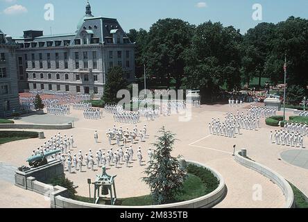 Seeschiffsmann versammelt sich im Hof vor der Bancroft Hall am Tecumseh Court. Basis: Annapolis Bundesstaat: Maryland (MD) Land: Vereinigte Staaten von Amerika (USA) Stockfoto