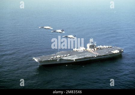 Steuerbord-Luftbogenansicht des nuklearbetriebenen Flugzeugträgers USS CARL VINSON (CVN-70). F-14A Tomcat-Flugzeuge fliegen über den Träger. Land: Pazifik (POC) Stockfoto