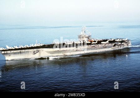 Backbordbogenansicht des nuklearbetriebenen Flugzeugträgers USS CARL VINSON (CVN 70) im Gange. Land: Pazifik (POC) Stockfoto