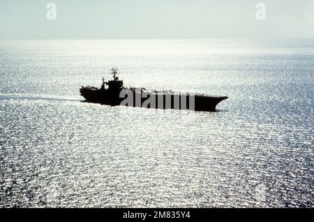 Steuerbord-Bugansicht des nuklearbetriebenen Flugzeugträgers USS CARL VINSON (CVN 70) im Gange. Land: Pazifik (POC) Stockfoto