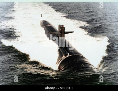 Ein Steuerbord-Bugblick des nuklearbetriebenen Angriffs-U-Boots USS AUGUSTA (SSN-710), das im Gange ist. Land: Unbekannt Stockfoto