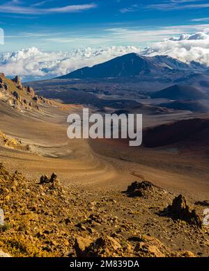 Blick auf den Rand des Haleakala-Kraters, den Haleakala-Nationalpark, Maui, Hawaii, USA Stockfoto