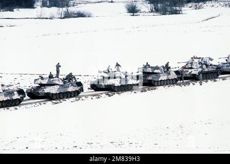 Westdeutsche Leopard 1 Hauptkampfpanzer und Gepard Twin 35mm selbstfahrende Flugabwehrwaffen halten auf einer Straße während Central Guardian, einer Phase der Übung Reforger '85. Betreff Betrieb/Serie: CENTRAL GUARDIANREFORGER '85 Land: Deutschland / Deutschland (DEU) Stockfoto