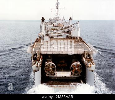 Eine Heckansicht eines Luftkissens für Landungsfahrzeuge (LCAC 001) im Bohrlochdeck des Dock-Landungsschiffs USS PENSACOLA (LSD 38) nach Abschluss der ersten laufenden Verknüpfung eines LCAC und eines LSD. Ein M-60-Tank ist im Laderaum der LCAC befestigt. Land: Golf Von Mexiko Stockfoto