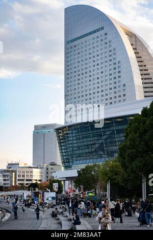 Yokohama, Kanagawa, Japan. 5. November 2022. Das InterContinental Yokohama Grand, ein IHG-Hotel mit Blick auf den Rinko Park (è‡¨æ¸¯ãƒ'ãƒ¼ã‚¯). Das InterContinental Yokohama Grand (Ã‚¤ãƒ³ã‚¿ãƒ¼ã‚³ãƒ³ãƒãƒãƒ³ã‚¿ãƒ«æ¨ªæµœã‚°ãƒ © ãƒ³ãƒ) ist ein Luxushotel in Yokohama, Japan, das für seine gehobenen Annehmlichkeiten und seine erstklassige Lage bekannt ist. Es bietet einen atemberaubenden Blick auf den Hafen und die Stadt sowie erstklassigen Service und Einrichtungen. Minato Mirai 21 (Ã¿ãªã¨Ã¿Ã‚ Ã„21) ist ein großes städtisches Bauwerk in Yokohama, Japan. Es bietet Wahrzeichen wie den berühmten Yokohama Landmark Tower, den Pacifico Yok Stockfoto