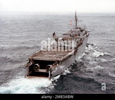 Eine erhöhte Steuerbord-Viertelansicht eines Luftkissens eines Landungsfahrzeugs (LCAC 001) im Bohrlochdeck des Dock-Landungsschiffs USS PENSACOLA (LSD 38) nach Abschluss der ersten laufenden Verpaarung eines LCAC und eines LSD. Land: Golf Von Mexiko Stockfoto