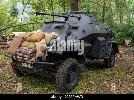 Nahaufnahme des deutschen SD.Kfz 222 Leichtgepanzerten Aufklärungsfahrzeugs im Wald. Stockfoto