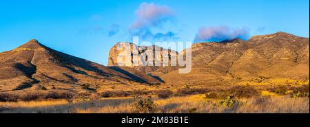 Morgenwolken am El Capitan und Guadalupe Peak, Guadalupe Mountains-Nationalpark, Texas, USA Stockfoto