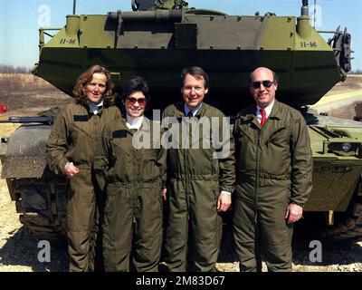 Sergeant Mitch McConnell aus Kentucky und seine Mitarbeiter versammeln sich zu einem Foto in der Nähe eines M1 Abrams Hauptpanzers während ihrer Tour durch das US Army Armor Center. Von links nach rechts: Larry Cox, Staatsdirektor des Senators, Senator McConnell, Janet Mullins, McConnells STABSCHEF, und Robin Cleveland. Basis: Fort Knox Bundesstaat: Kentucky (KY) Land: Vereinigte Staaten von Amerika (USA) Stockfoto